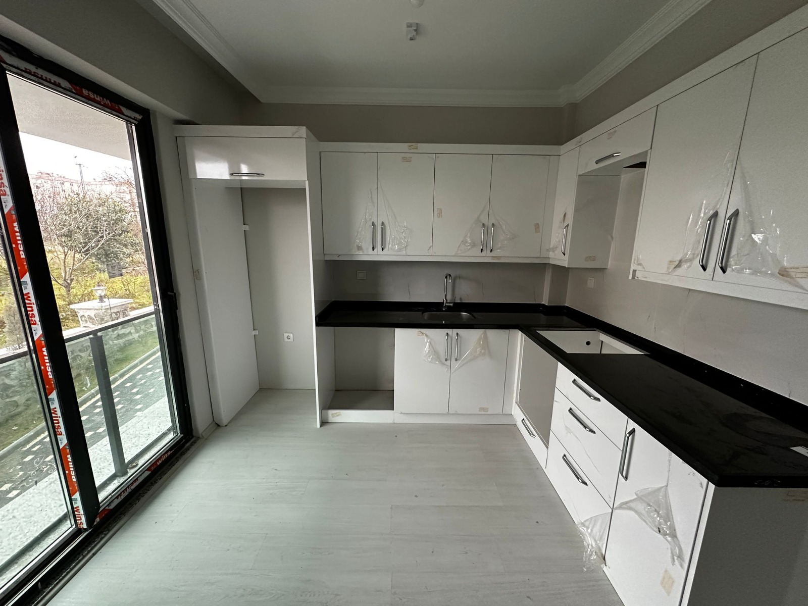 MABEL'DEN ADACIKTA SAHİL YOLU KENARINDA SATILIK SIFIR 3+1 DAİRE